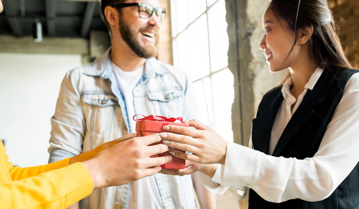 8 Employee Holiday Gift Ideas Everyone Will Love - Grubhub Corporate ...