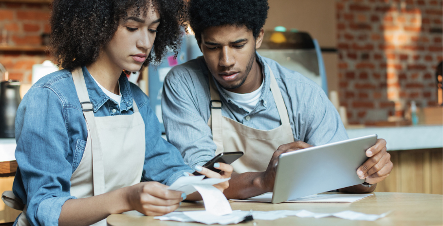 restaurant marketing team calculating return on ad spend (ROAS) and return on investment (ROI)